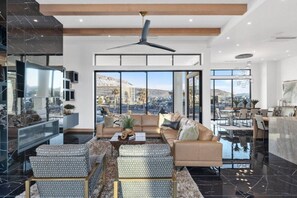 Fernseher, Kamin, Stereoanlage