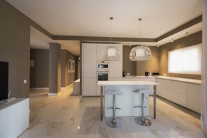 Fridge, oven, stovetop, dishwasher