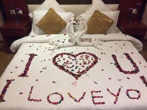 Honeymoon Suite | Premium bedding, desk, laptop workspace, WiFi - sanam hotel swites (Hafr Al Batin)