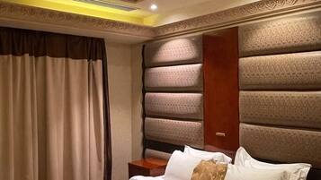 1 bedroom, premium bedding, desk, laptop workspace