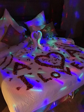 ห้องฮันนีมูนสวีท | 1 ห้องนอน, เครื่องนอนระดับพรีเมียม, โต๊ะทำงาน