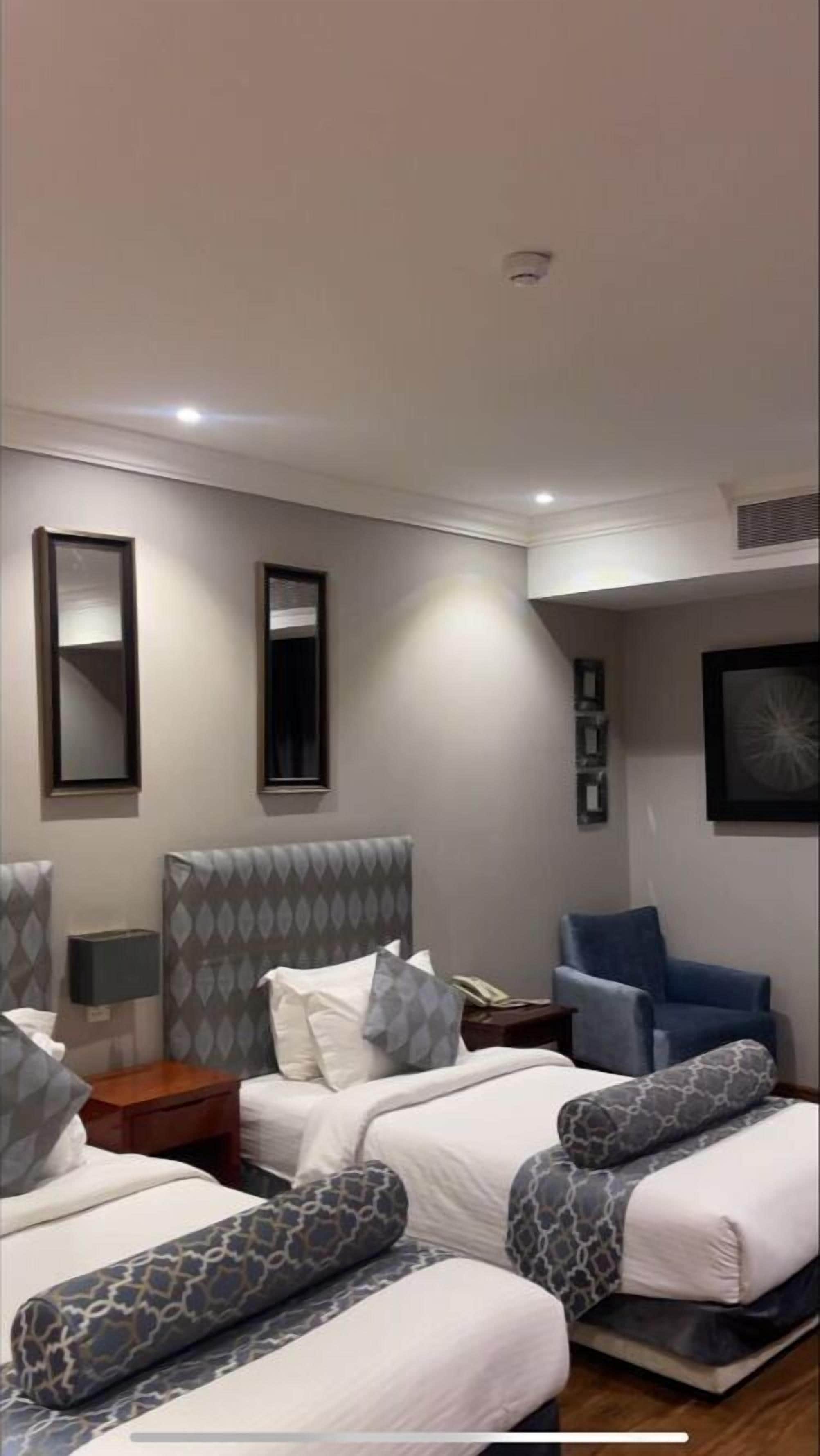 高档床上用品、办公桌、笔记本电脑工作区、收费 WiFi