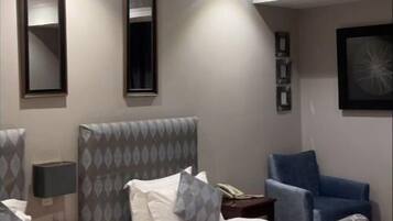 1 bedroom, premium bedding, desk, laptop workspace