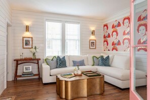 Televisión y oficina 