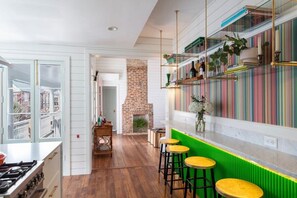 Réfrigérateur, four à micro-ondes, un four, surface de cuisson