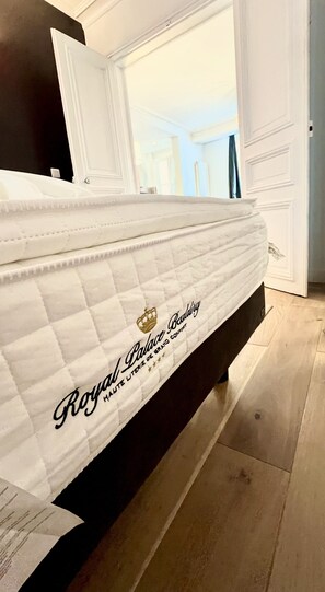 1 dormitorio, tabla de planchar con plancha, wifi y ropa de cama
