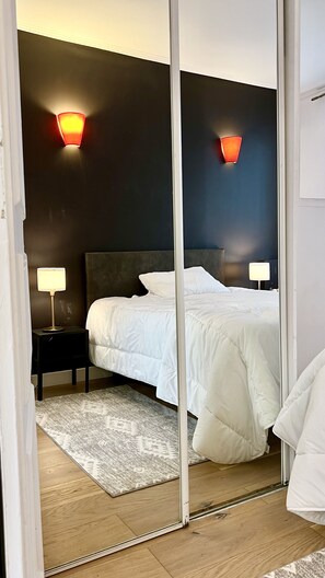 1 dormitorio, tabla de planchar con plancha, wifi y ropa de cama