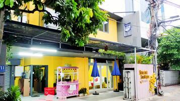 Vista frontal de la propiedad