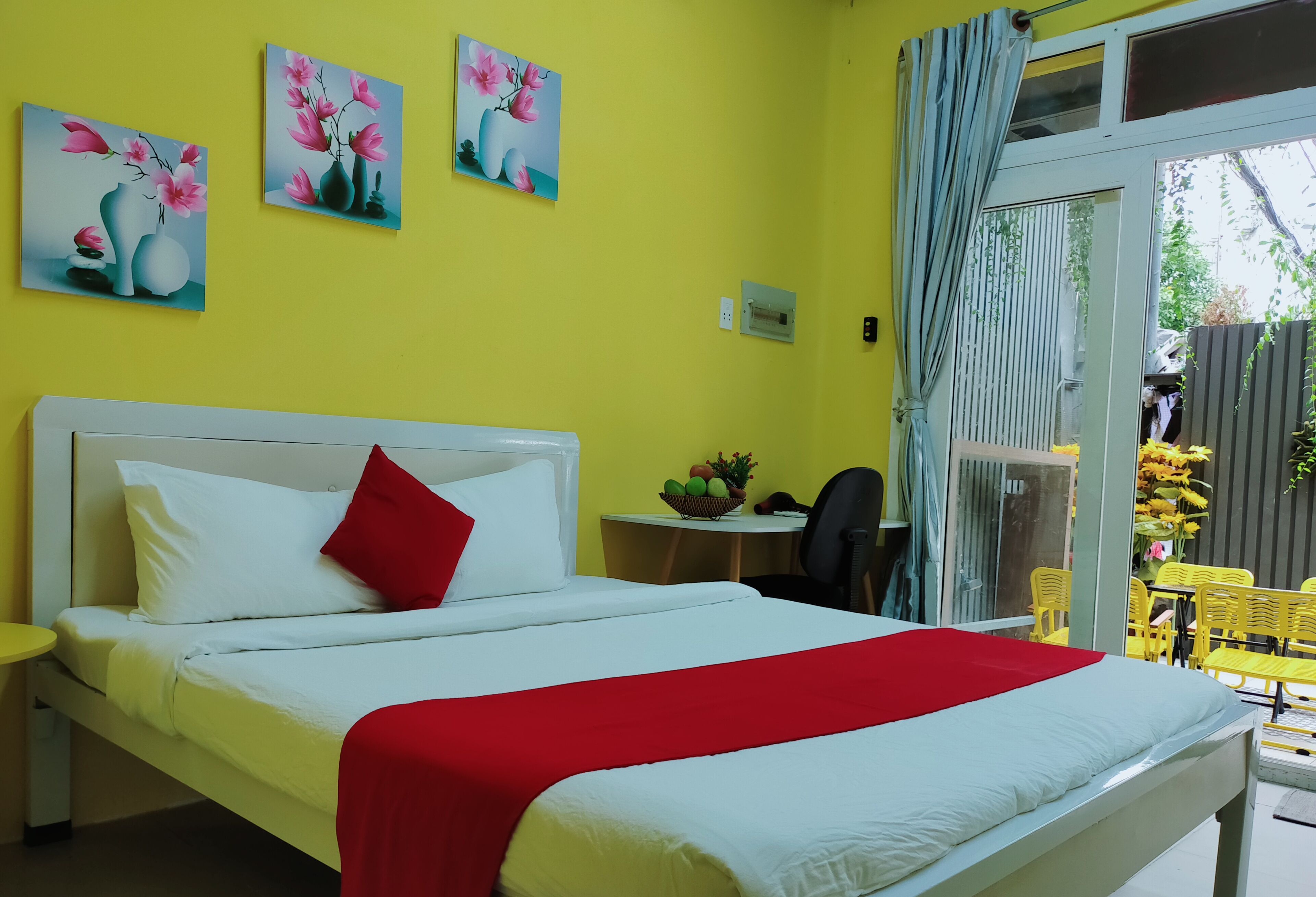 Executive Room | Desk, laptop workspace, soundproofing, iron/ironing board