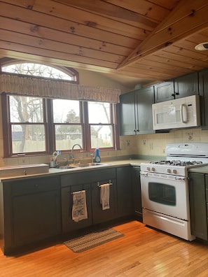 Coffee/tea maker, fridge, microwave, oven