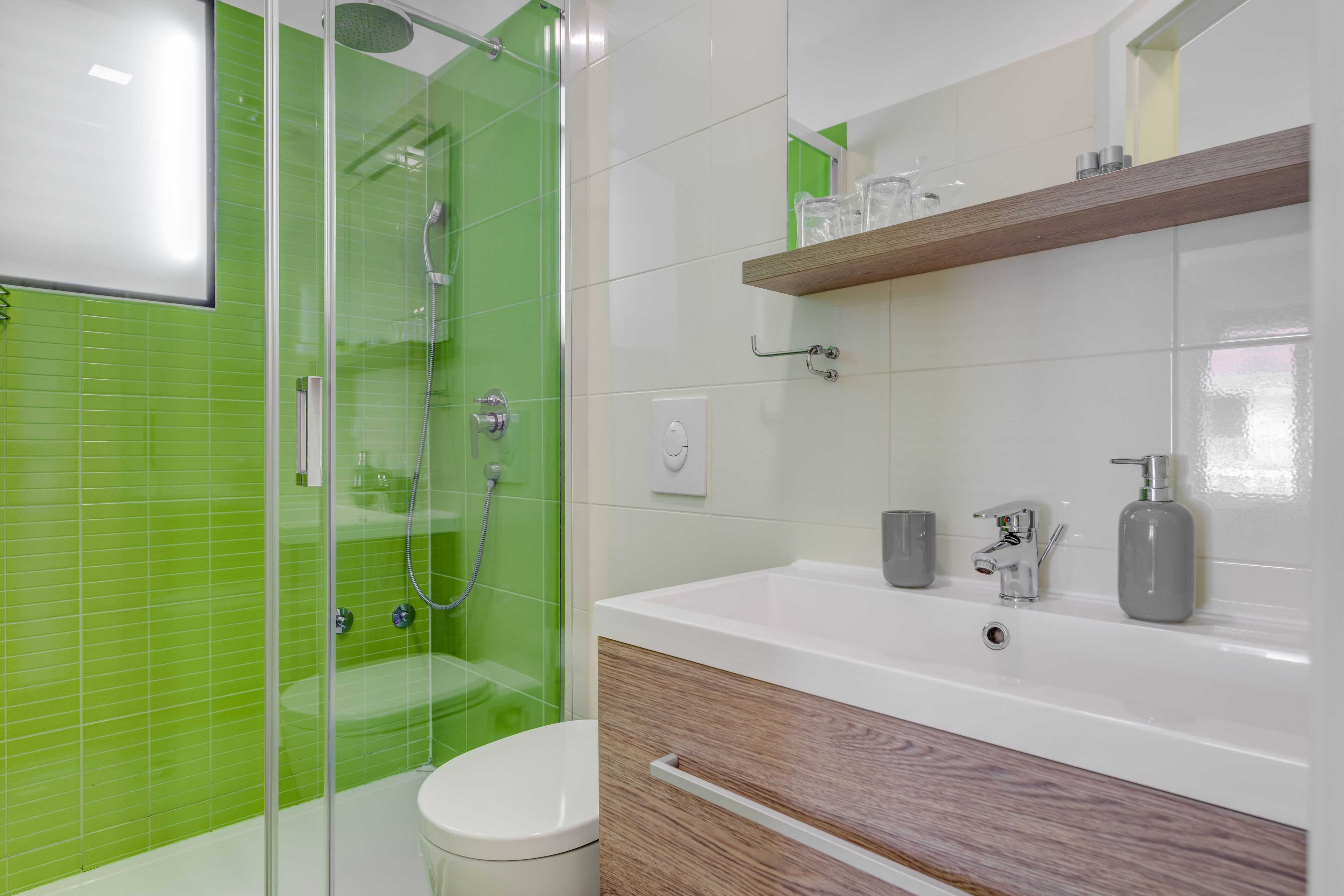 Dusche, Haartrockner, Handtücher, Seife