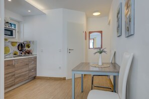 Dining - Modern equipped Studio by the sea (Seget Donji)