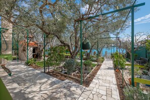 Property grounds - Modern equipped Studio by the sea (Seget Donji)