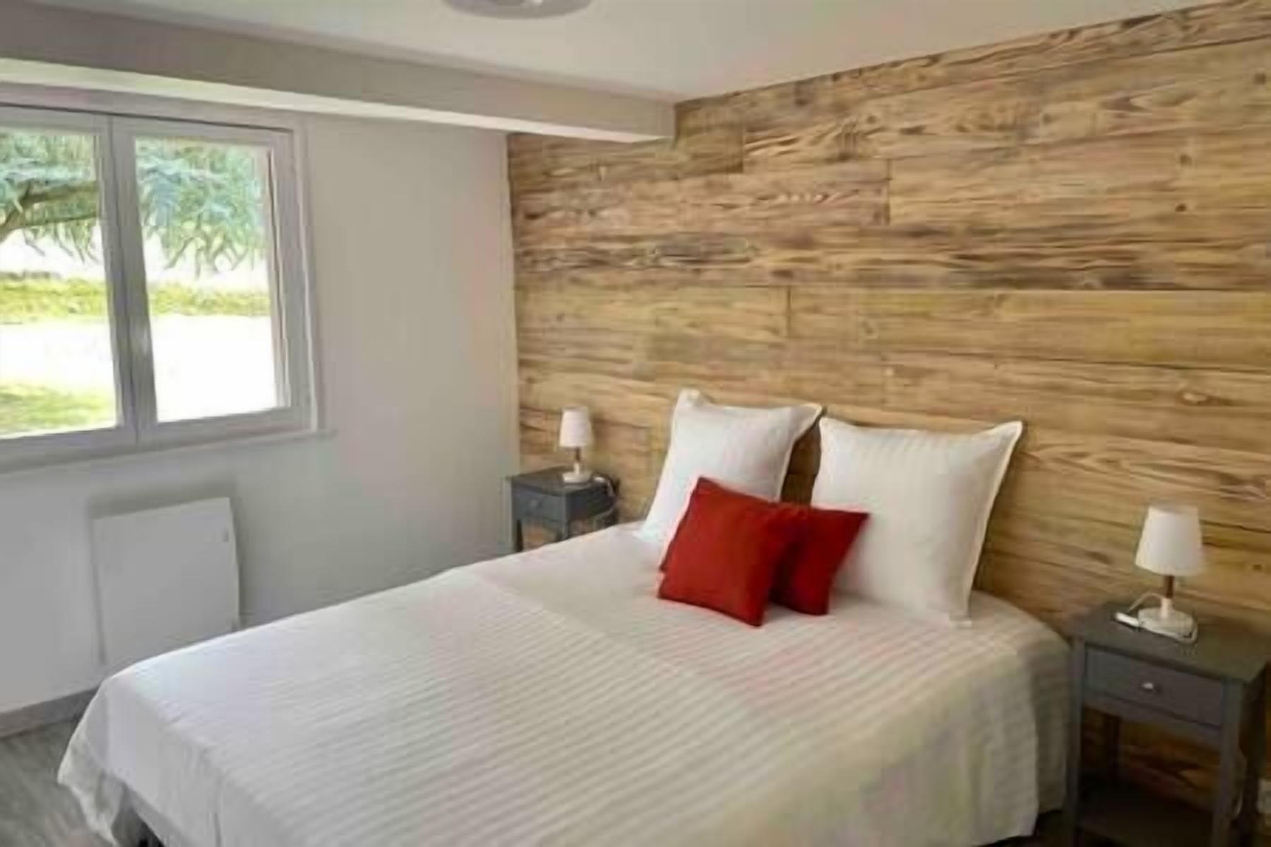 4 bedrooms, iron/ironing board, travel cot, Internet