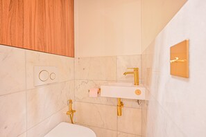 Een douche, een haardroger, een bidet, handdoeken