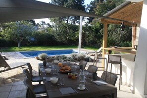 Outdoor dining - Villa 4 Piscine à St Cyprien (Lecci)