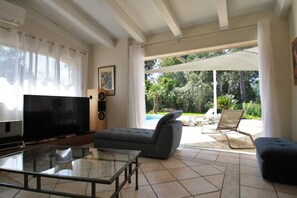 Living area - Villa 4 Piscine à St Cyprien (Lecci)