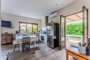 Kylskåp, mikrovågsugn, ugn och spishäll