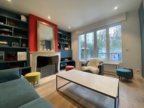 Fernseher, Kamin, DVD-Player, Bücher