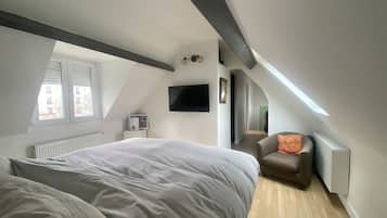 4 bedrooms, desk, iron/ironing board, travel crib