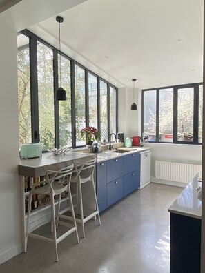 Réfrigérateur, four à micro-ondes, un four, surface de cuisson