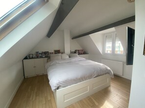 4 Schlafzimmer, Schreibtisch, Bügeleisen/Bügelbrett, Reisekinderbett