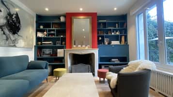 TV, fireplace, DVD player, books