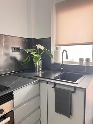 Réfrigérateur, micro-ondes, four, plaque de cuisson