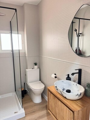 Dusche, Haartrockner, Handt ücher, Seife