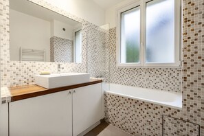 Sèche-cheveux, serviettes fournies, savon, shampoing