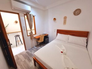 Deluxe Double Room | Desk, laptop workspace, free WiFi, bed sheets - CiNta Hotel (Boracay Island)