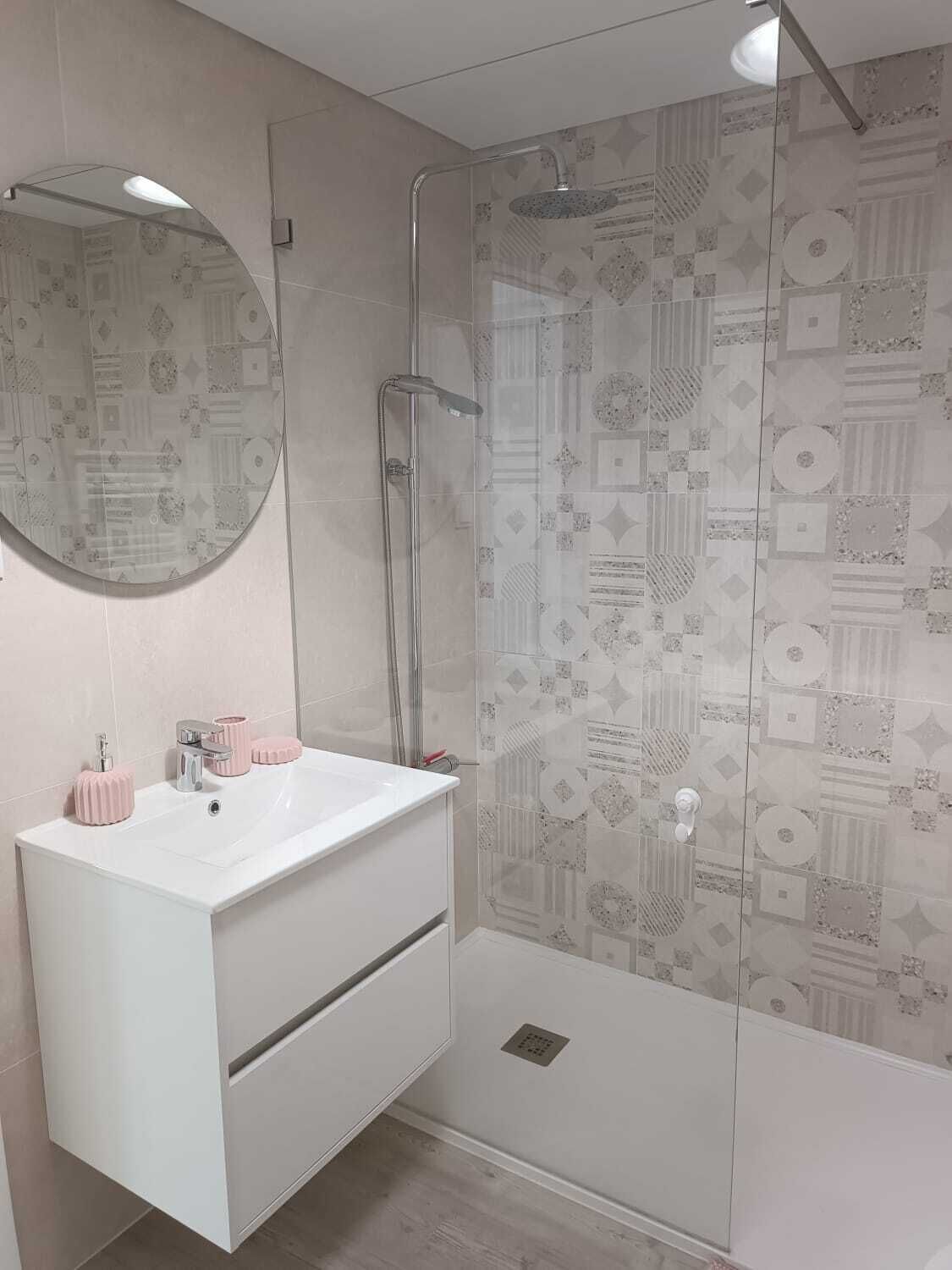 Een haardroger, een bidet, handdoeken, zeep