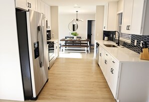 Refrigerador, microondas, horno y parrilla de estufa 