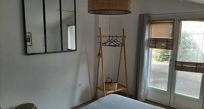 Au calme d'une impasse , à 5mn du centre à vélo, jolie chambre