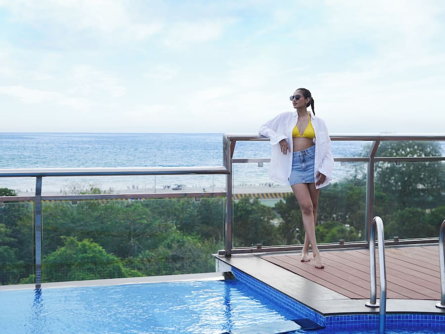 Een buitenzwembad, parasols voor strand/zwembad