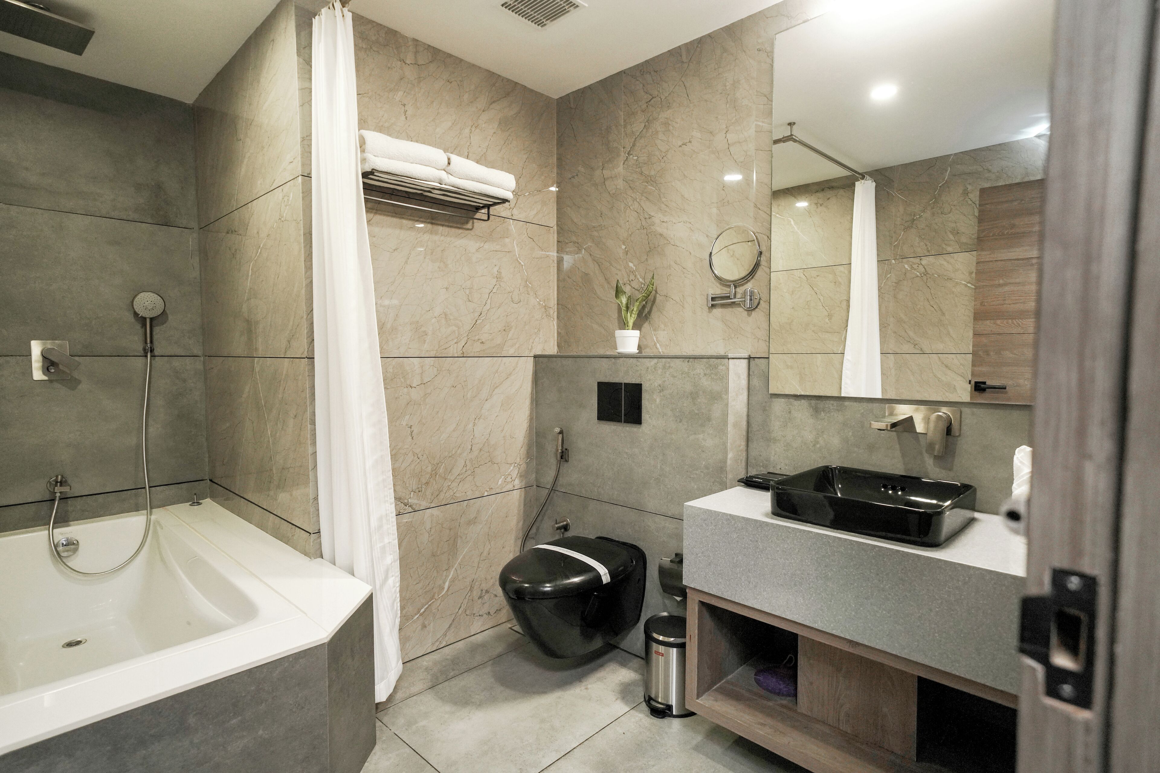 Un baño moderno con bañera, lavabo e inodoro.