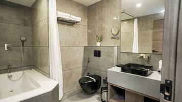 Un baño moderno con bañera, lavabo e inodoro.