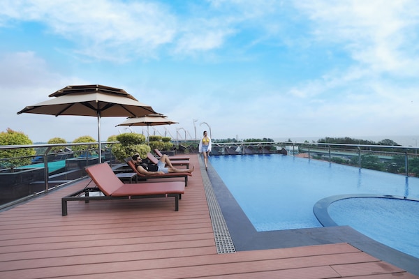 Kolam renang terbuka, dibuka dari pukul 7:00 hingga 19:00, payung kolam