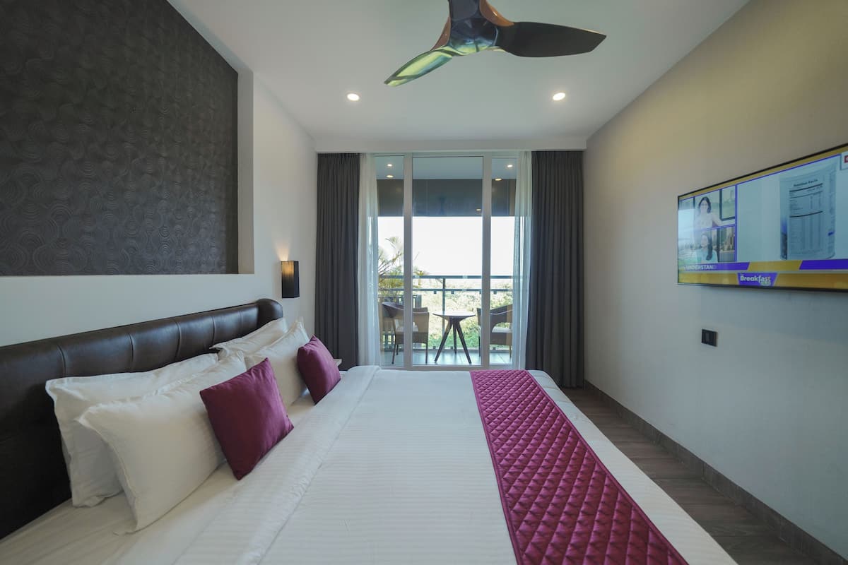 Royal Studio Suite, 1 King Bed, Balcony | Egyptian cotton sheets, premium bedding, in-room safe
