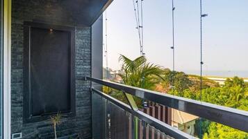 Royal studio suite, 1 kingsize bed, balkon | Uitzicht op strand/zee