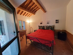 5 soverom, safe på rommet, skrivebord og strykejern/-brett