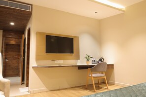 デラックス ダブルルーム | セーフティボックス (室内)、デスク、ノートパソコン用作業スペース、防音設備