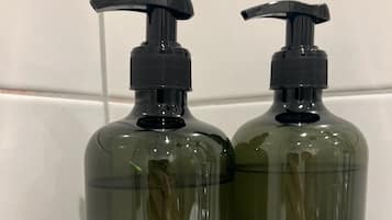 Bruser, gratis toiletartikler, hårtørrer, håndklæder