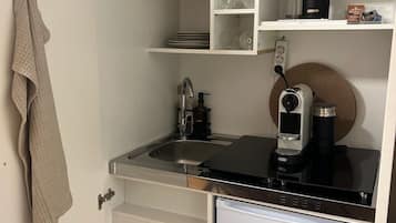 Køleskab, kogeplade, kaffe-/temaskine, elkedel
