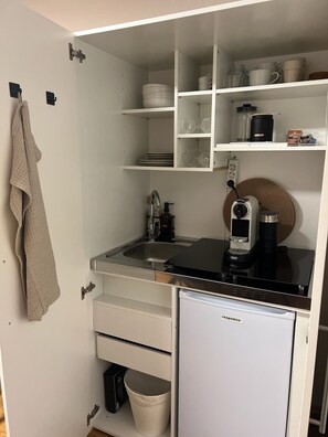 Fridge, stovetop, coffee/tea maker, electric kettle