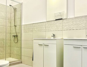 Secador de cabelo, toalhas de banho