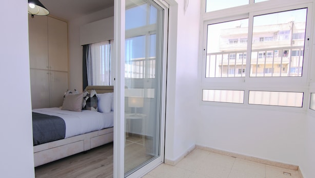Luxury Apartment, City View | Pemandangan dari bilik