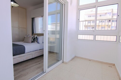 Phaedrus Living: Modern City View Flat Nafi