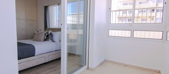Phaedrus Living: Modern City View Flat Nafi