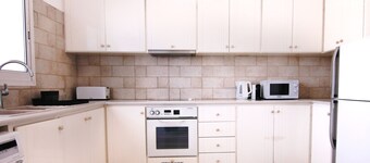 Phaedrus Living: Modern City View Flat Nafi